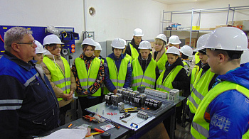 Фото Экскурсия на завод «Доза-Агро» для школьников подшефной Большетумановской школы